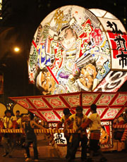 This beautiful lantern was specifically drawn for the 15th Annual Honolulu Festival. It shines brightly in the evening skies.