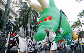 さいたま竜神まつり会の巨大な竜神が観客に急接近