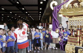 The students listen to the lecture about Inaho Children Mikoshi. The lecturer was pumped up just like the students.