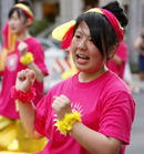 Sonoda Gakuen's dance on the Kalakaua St.