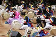 センター中に鳴り響いた韓国の太鼓演奏