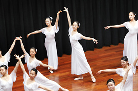 Dancers of Japan High School of Music participated in the Honolulu Festival as part of their school excursion experience.