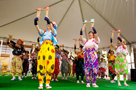 日本南京玉すだれ協会の皆さん。日本でもあまり見ることができない日本の伝統芸能です。