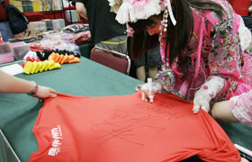 The fans lined up to get Momoi's autograph.