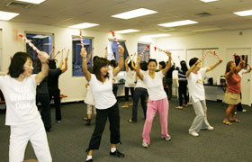 Practices are held for "Toba Monogatari" at the hotel. The dancers are in unison since many of the local volunteers participated last year.