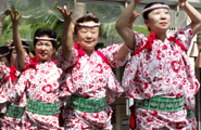 The fun dance of Baikoryu Edogei Kappore in their colorful costumes