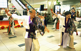 Mai Pure Ren, participating for the first time, livened up the Waikiki Shopping Plaza.