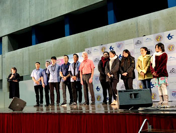 Introduction-of-students,-with-Mayor--Kirk-Caldwell-and-Manoa-DNA